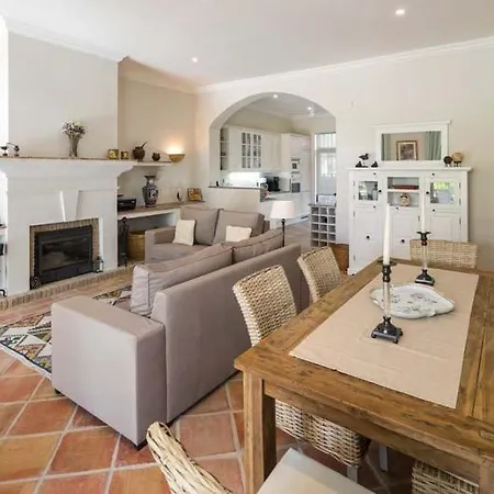 Sleeps 6 Air Con Wifi